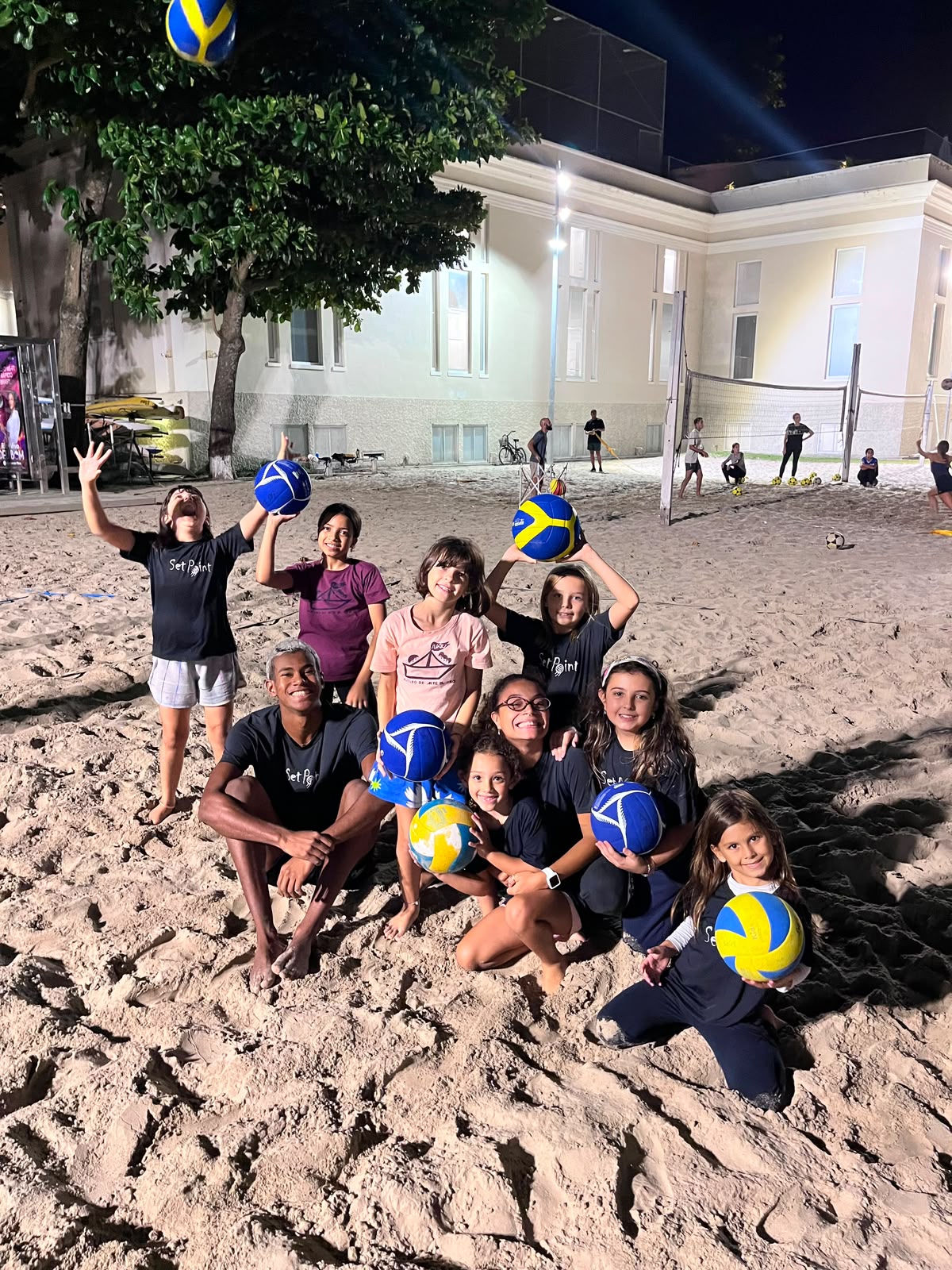 Grupo de crianças da escolinha à noite
